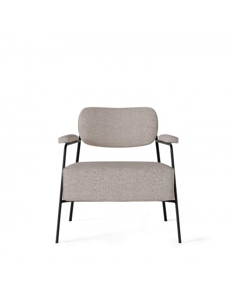 Poltrona BREDA de design retrô com estofamento Lemur e base em metal preto.