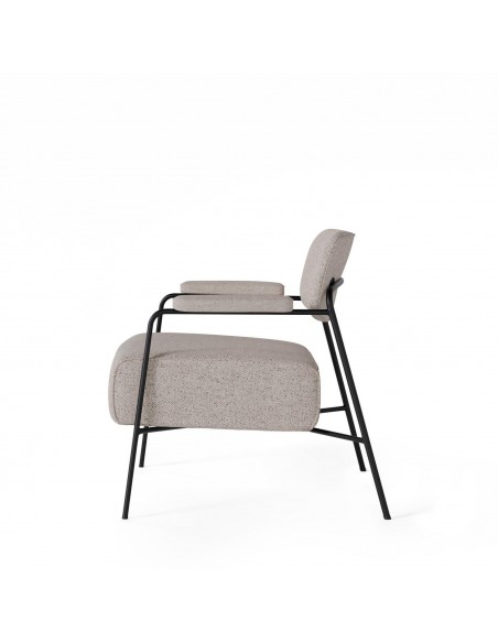 Poltrona BREDA de design retrô com estofamento Lemur e base em metal preto.