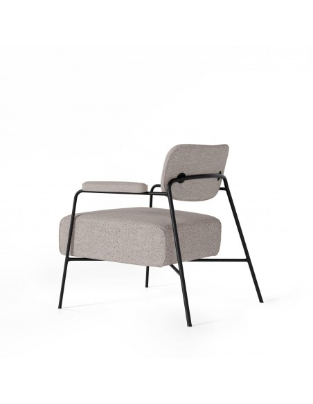 Poltrona BREDA de design retrô com estofamento Lemur e base em metal preto.