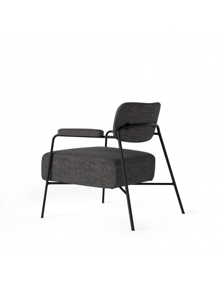Poltrona BREDA de design retrô com estofamento Lemur e base em metal preto.