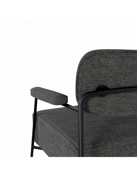 Poltrona BREDA de design retrô com estofamento Lemur e base em metal preto.