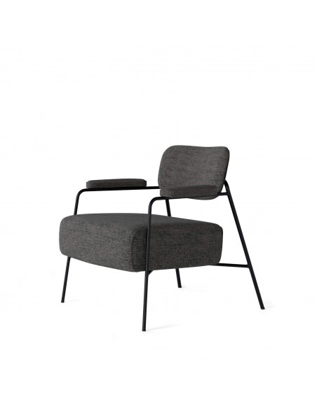 Poltrona BREDA de design retrô com estofamento Lemur e base em metal preto.