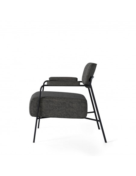 Poltrona BREDA de design retrô com estofamento Lemur e base em metal preto.
