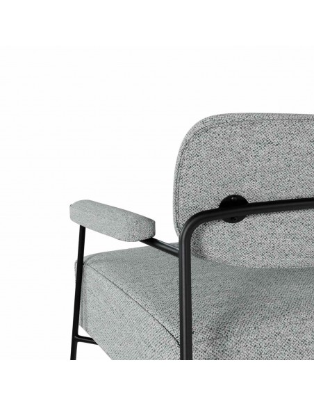 Poltrona BREDA de design retrô com estofamento Lemur e base em metal preto.