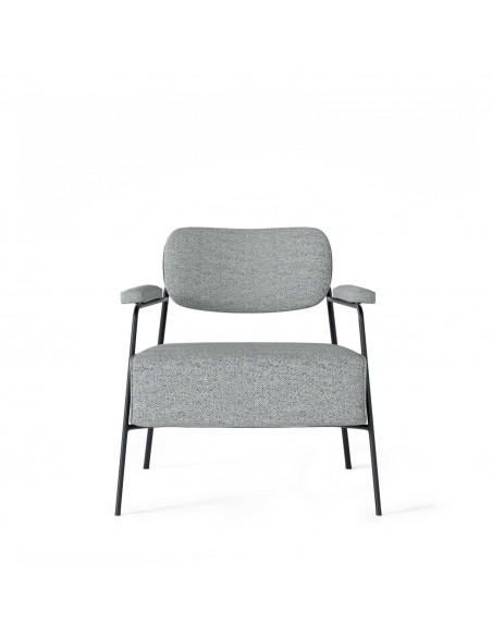 Poltrona BREDA de design retrô com estofamento Lemur e base em metal preto.