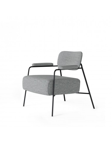 Poltrona BREDA de design retrô com estofamento Lemur e base em metal preto.
