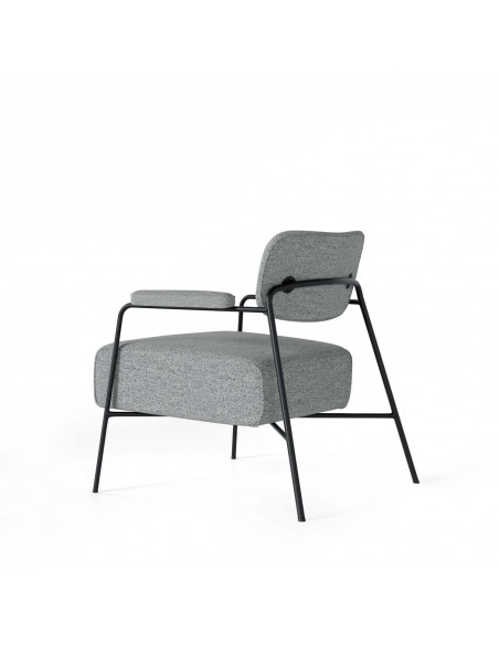 Poltrona BREDA de design retrô com estofamento Lemur e base em metal preto.