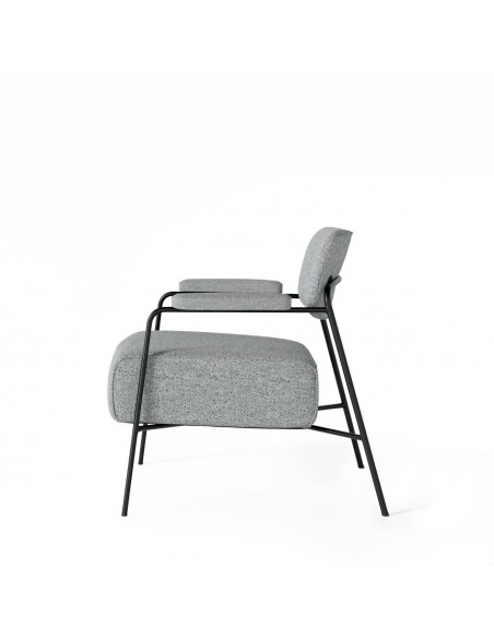 Poltrona BREDA de design retrô com estofamento Lemur e base em metal preto.