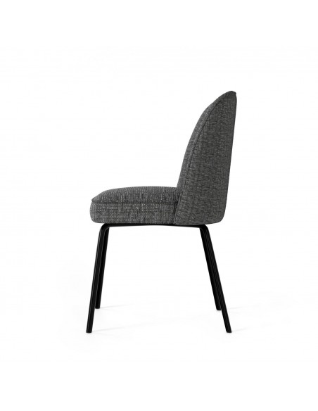 Cadeira de design ANOHA em tecido Bora e pernas em metal preto.