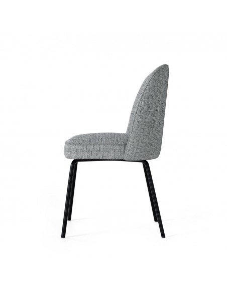 Cadeira de design ANOHA em tecido Bora e pernas em metal preto.