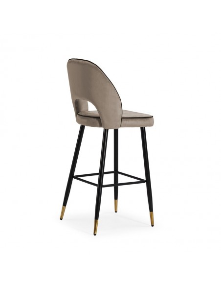 Banqueta RAY Velvet Altura 65. Base em metal preto e dourado.