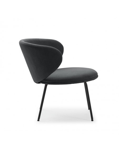 Poltrona design RUSH em tecido e pernas de metal preto