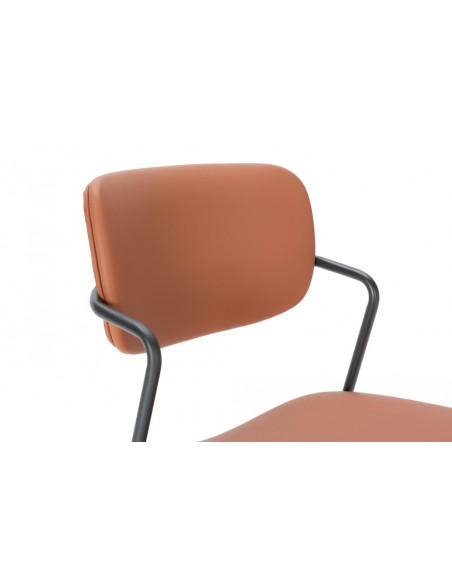 Silla moderna MAURYN de piel sintética y patas de metal negro