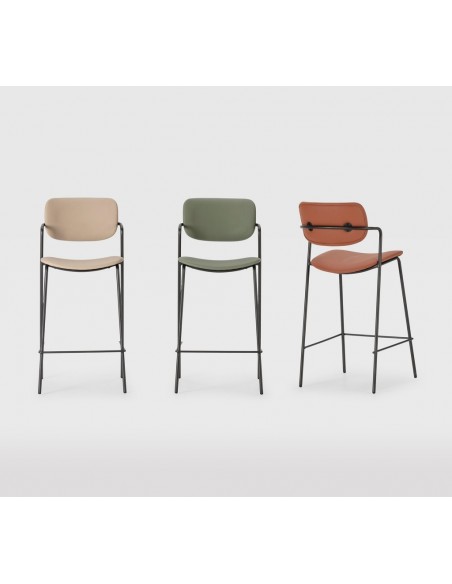 Banqueta moderna MAURYN 66 em couro sintético e metal preto