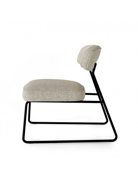 Butaca de diseño retro NICOSIA, tapizado Lemur y estructura en metal negro.