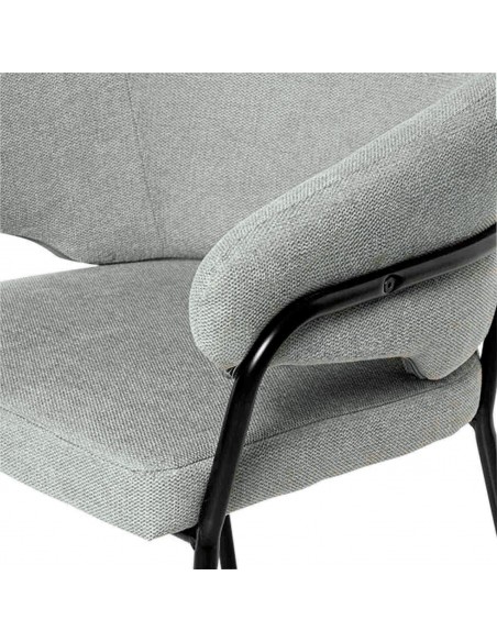 Silla con brazos BETINA, gris claro y patas metálicas.
