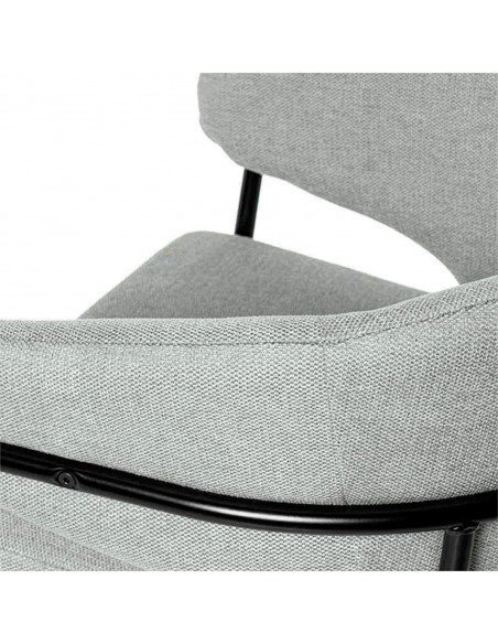 Silla con brazos BETINA, gris claro y patas metálicas.
