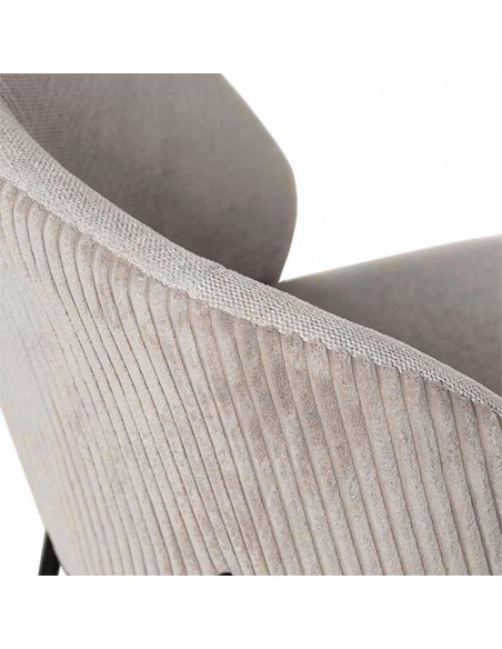 Cadeira de jantar FAINA em tecido beige, pernas em metal preto.