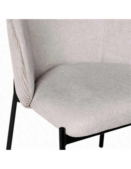 Cadeira de jantar FAINA em tecido beige, pernas em metal preto.