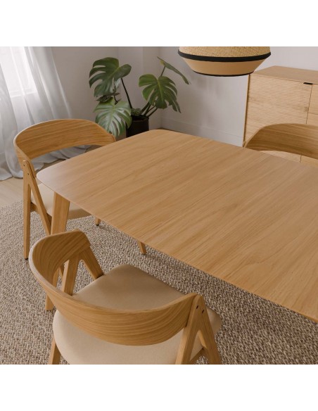 Mesa extensível KENNA 140(180) x 90 cm. Chapa de carvalho e pernas de madeira.