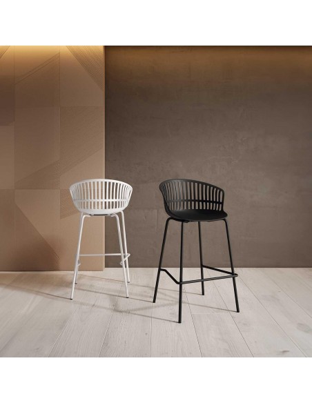 Taburete bajo de polipropileno AXEL 66, patas de metal