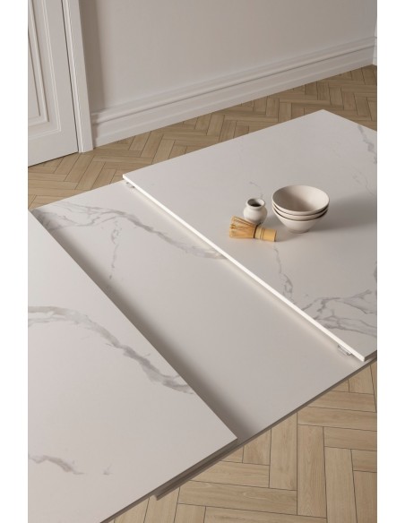 MESA EXTENSÍVEL LULA 160/220 X 90 CM, tampo CERÂMICO BRANCO e pés em metal PRETO