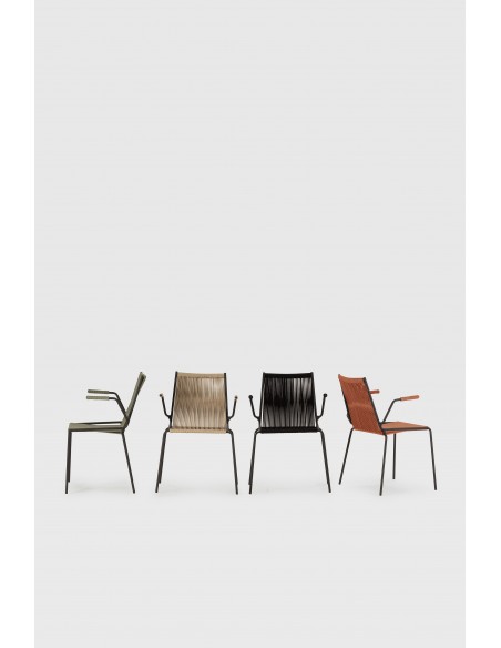 Silla de exterior EMILY con brazos en cuerda terracota y metal negro