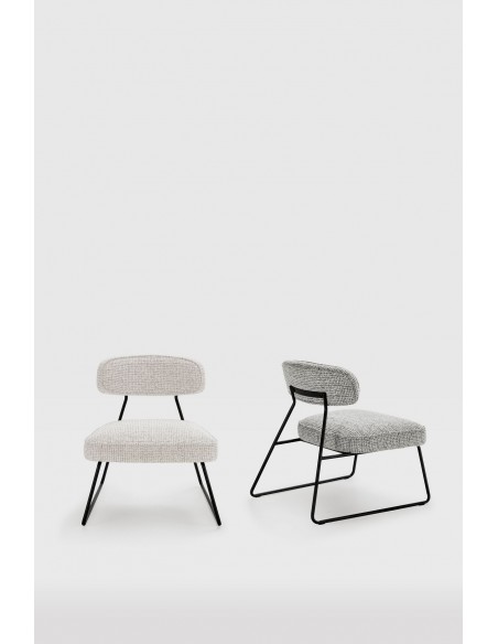 Cadeira de design ELON em tecido branco e bege, base de trenó em metal preto