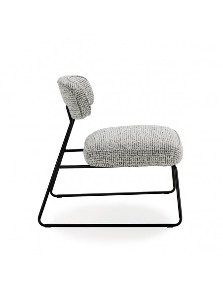 Poltrona de design ELON em tecido preto e branco, base trenó preta