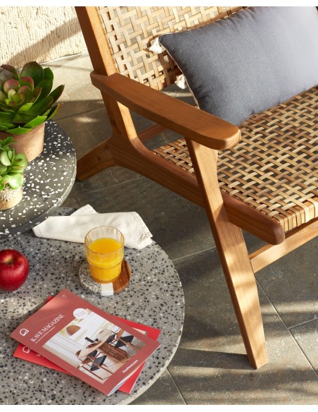 Sillón Grignoon de madera maciza de acacia y ratán sintético trenzado .