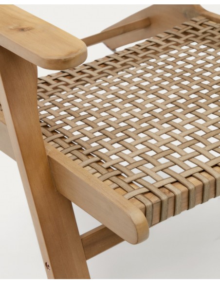 Sillón Grignoon de madera maciza de acacia y ratán sintético trenzado .