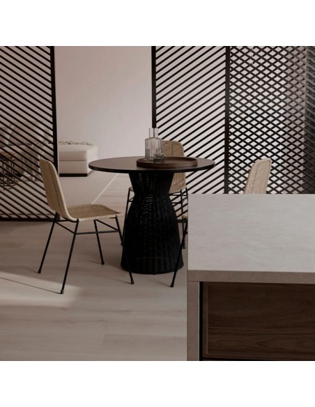 Silla Colette minimalista en ratán natural estructura de metal negro