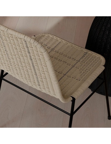 Cadeira minimalista Colette em rattan natural com estrutura em metal preto