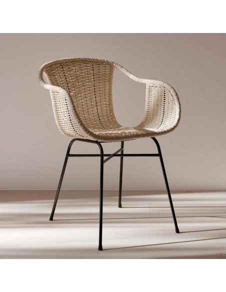 Silla con brazos en ratán ALLEGRA, natural y base metal negro