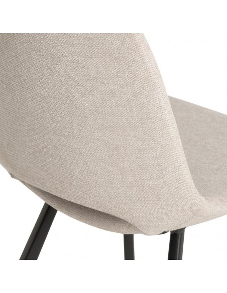 Cadeira de design Briana estofada em Beige com pernas de metal.