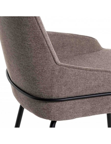 Cadeira de design GWEN, estofada em taupe e pes em metal preto
