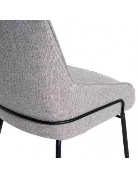 Cadeira de design GWEN, estofada em cinza claro e pes em metal preto