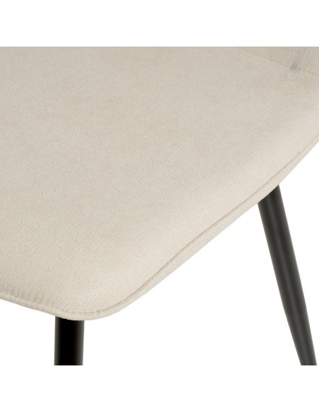 Silla MARLEEN tapizada en tela beige y patas de metal negro.