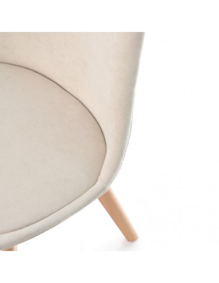 Cadeira Milena com pés de madeira, estrutura estofada em veludo e assento acolchoado.