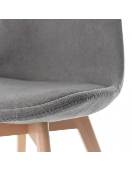 Silla Milena con patas de madera, tapizada en terciopelo