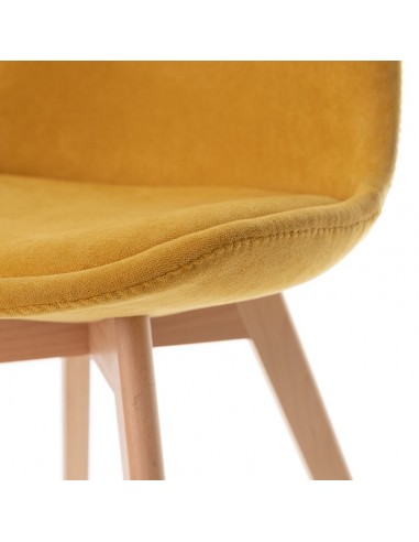 Silla Milena con patas de madera, tapizada en...