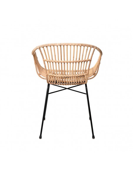 Cadeira design Nancy com braços em estrutura de metal preto de rattan natural