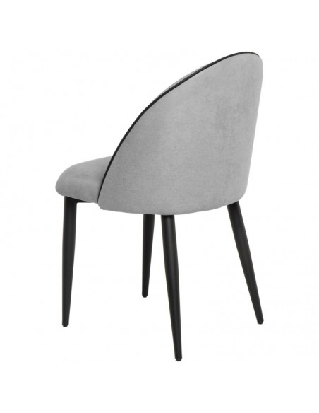 Silla de comedor SLOANE, tapizada color gris claro con patas de metal negro.