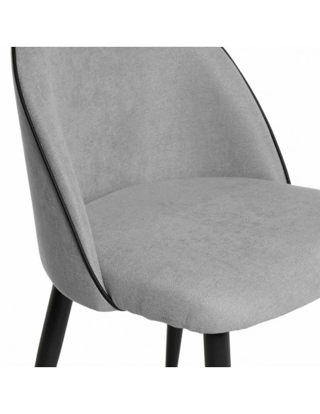 Silla de comedor SLOANE, tapizada color gris claro con patas de metal negro.