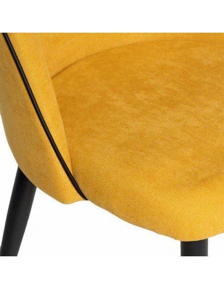 Silla de comedor SLOANE, tapizada color mostaza con patas de metal negro.