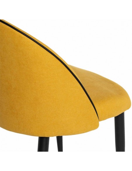 Silla de comedor SLOANE, tapizada color mostaza con patas de metal negro.