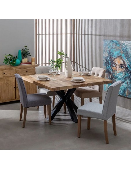 Mesa cuadrada Argo de 130 cm, madeira de manga natural e pés de metal preto.