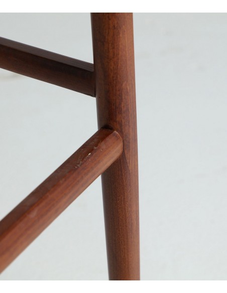 Taburete nórdico con brazos ZELHEM 76 de madera color nogal y cuerda beige