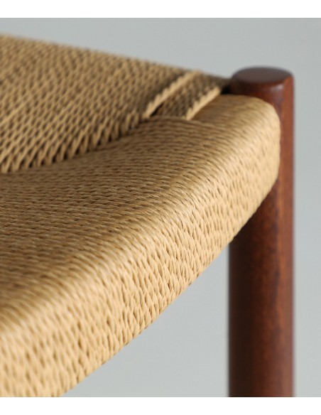 Taburete nórdico con brazos ZELHEM 76 de madera color nogal y cuerda beige