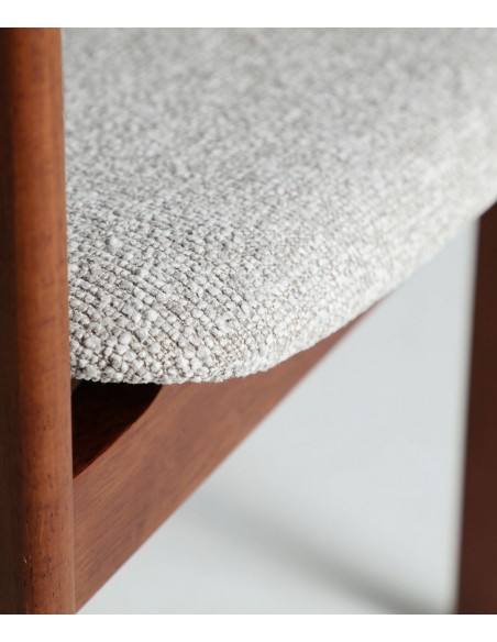 Silla HEDEL de diseño arquitectónico en madera color nogal y tapizado gris